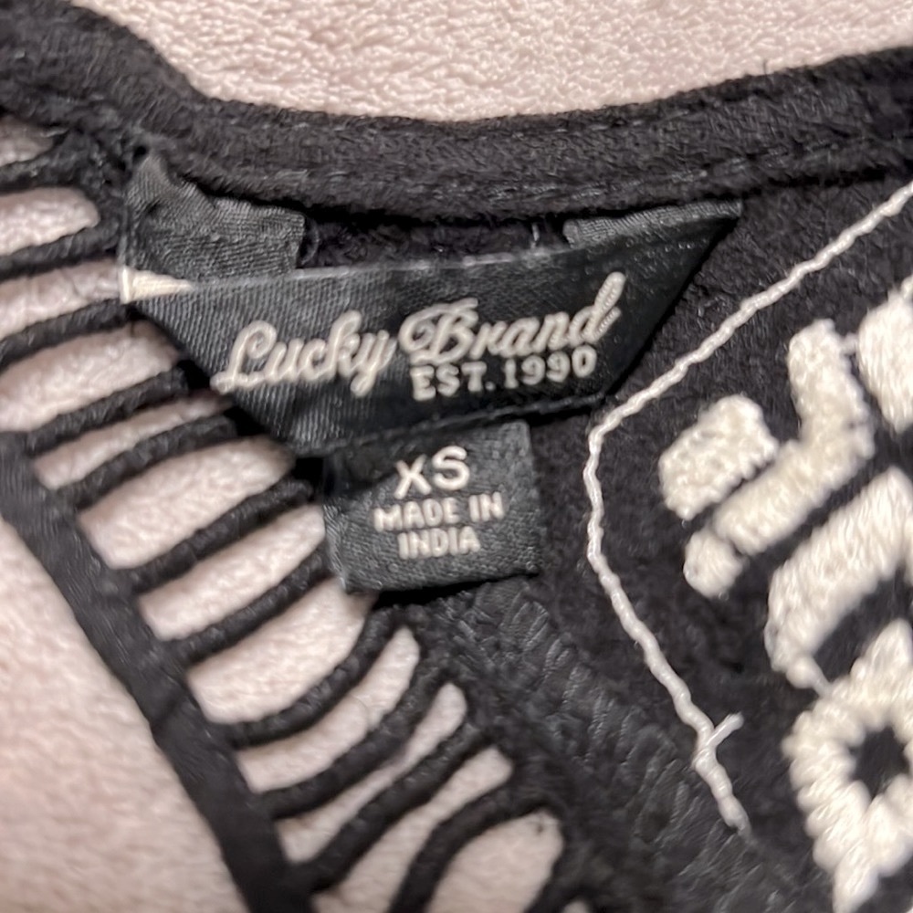 Lucky Brand Black Sleeveless Tank Top with Graphic Asymmetrical Design - Picture 4 of 11